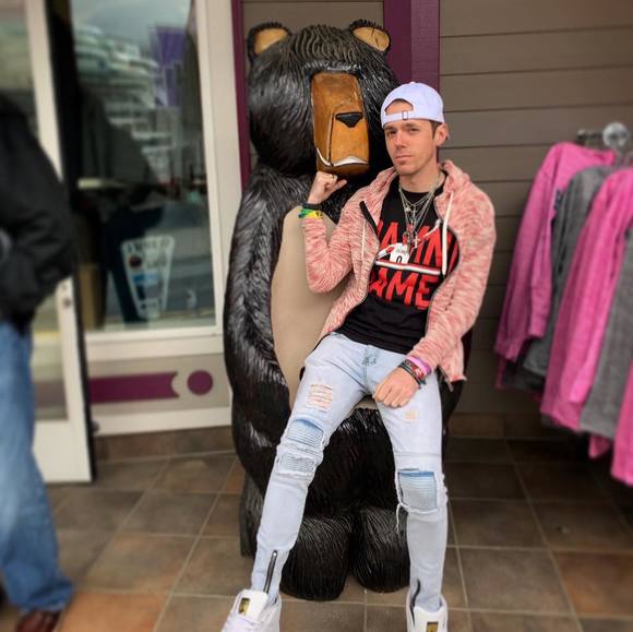 Meet your Posher, Chris - Picture 1 of 1